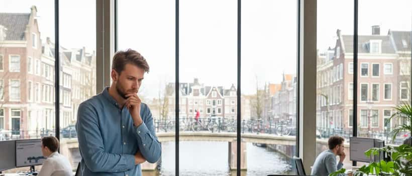 Nederlandse IT-ingenieur analyseert energiemanagementsoftware op computer