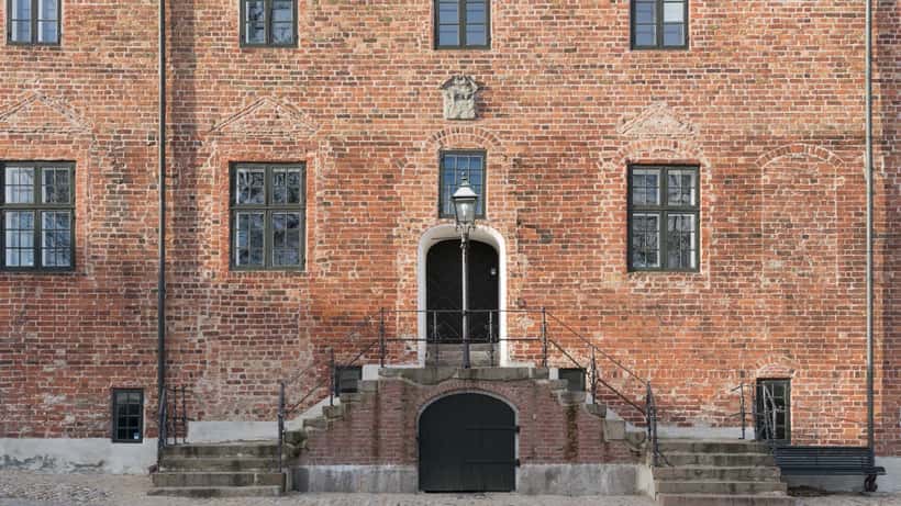 Gade i Odense med røde murstenshuse - dansk bykvarter