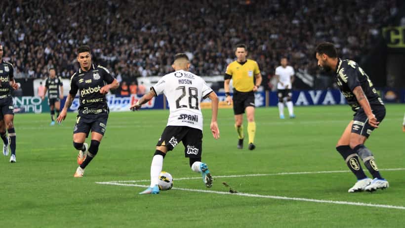 Joueurs de Santos FC en blanc lors d'un match de Serie A brésilien, illustrant la crise financière du club en 2026