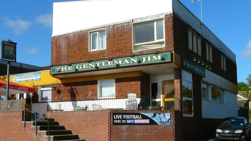 Gjester på pub samlet for å se VM-kamp på stor-skjerm