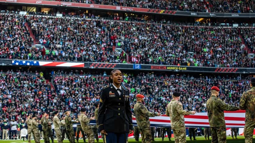 Match de football américain NFL, joueurs en action sur le terrain lors d'un match officiel