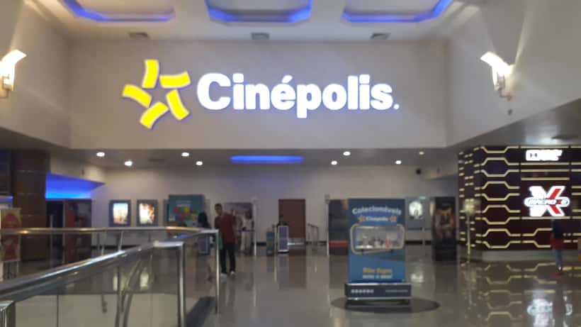 Interior da Cinépolis Millennium com poltronas e tela de cinema