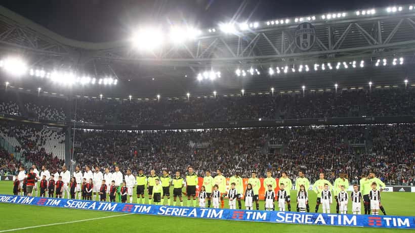 Partita di Serie A tra Juventus e Genoa CFC, calciatori in campo durante la stagione 2016-17