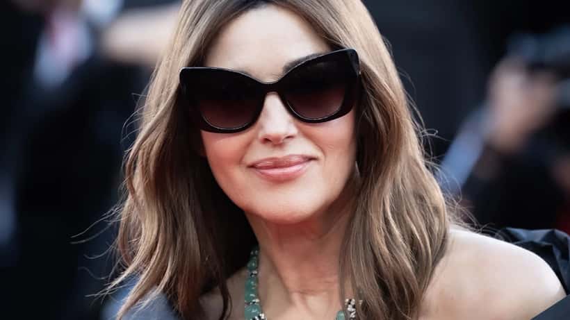 Donna italiana elegante in consultazione medica preventiva con dottore
