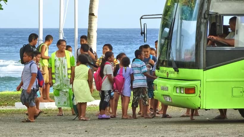 Schoolkinderen stappen in een schoolbus voor leerlingenvervoer in Nederland