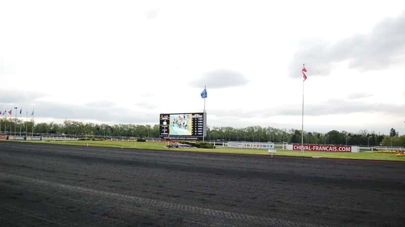 La piste de l'hippodrome de Vincennes, principal hippodrome de trot PMU en France, diffusé sur Equidia
