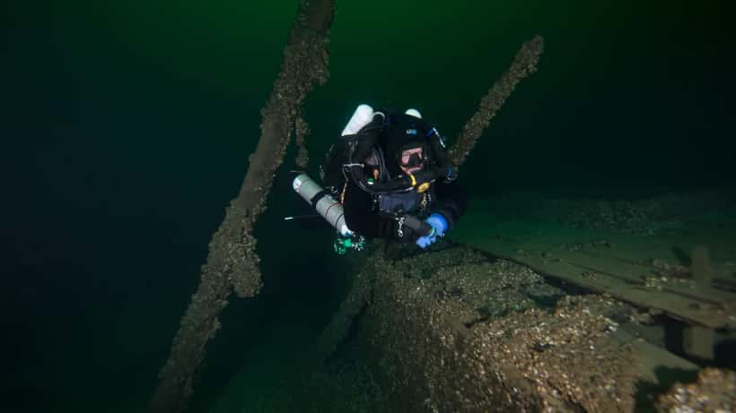 Plongeur explorant une épave sous-marine, illustration des risques de la plongée technique en eaux profondes