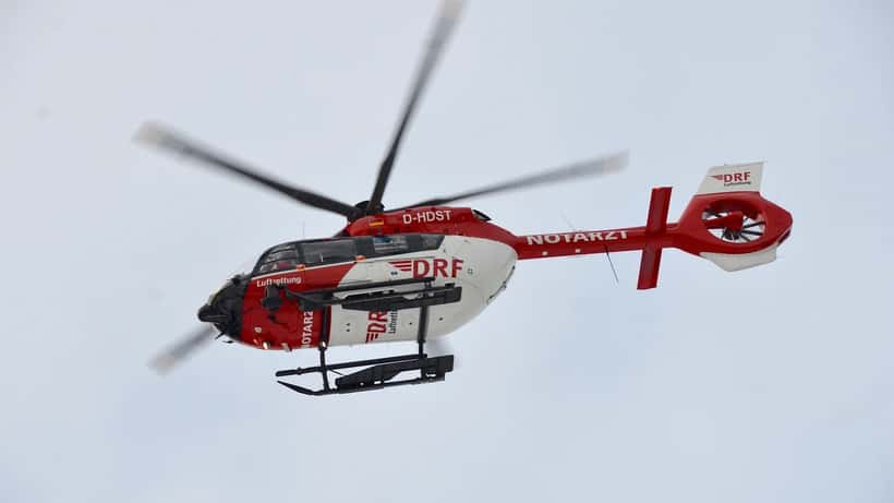 Gul ambulanshelikopter i luften — illustrationsbild för prehospital akutvård