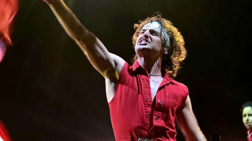Benson Boone, chanteur américain, en prestation lors d'un concert en novembre 2024