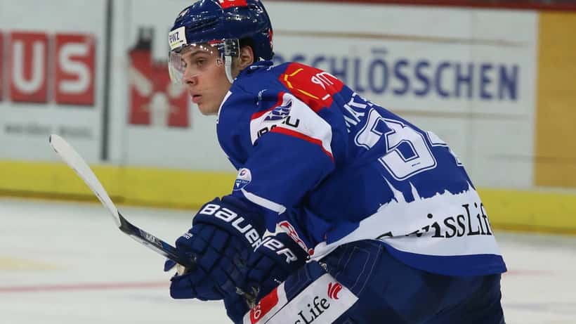 Auston Matthews NHL-spelare på isen i Toronto Maple Leafs-tröja