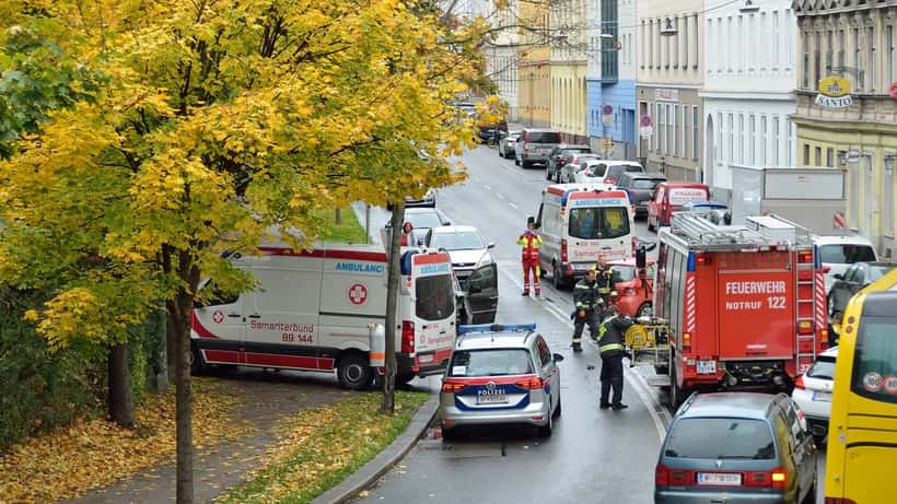 Auffahrunfall auf Straße in Wien mit Polizei und beschädigten Fahrzeugen
