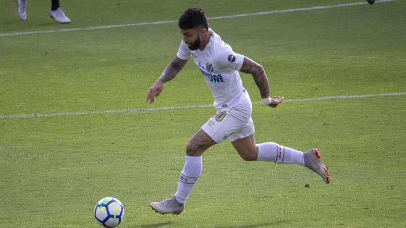 Gabriel Barbosa, atacante do Santos, em campo durante partida de futebol brasileiro