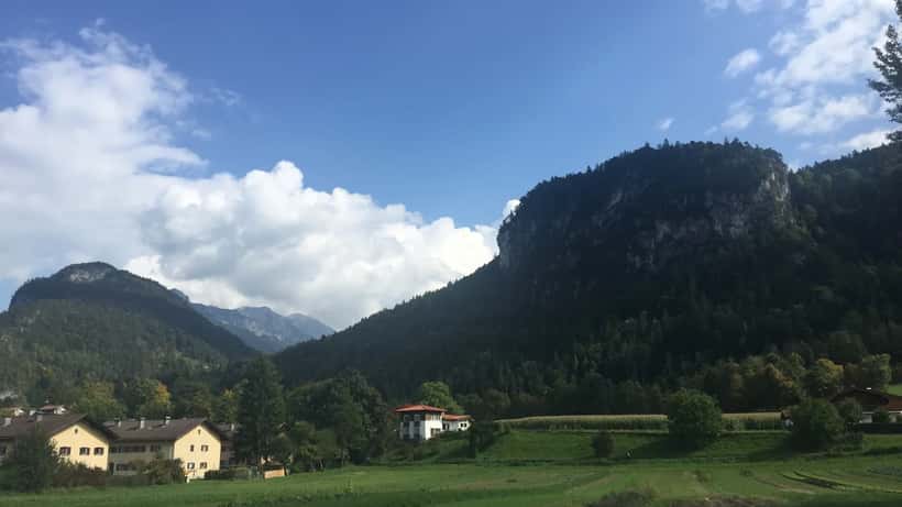 Straße in Kufstein, Tirol – Schauplatz des schweren Alleinunfalls auf der L209