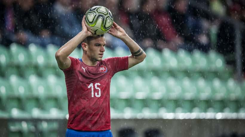 Internationaal voetbalduel in actie, spelers vechten om de bal tijdens een Nations League-wedstrijd