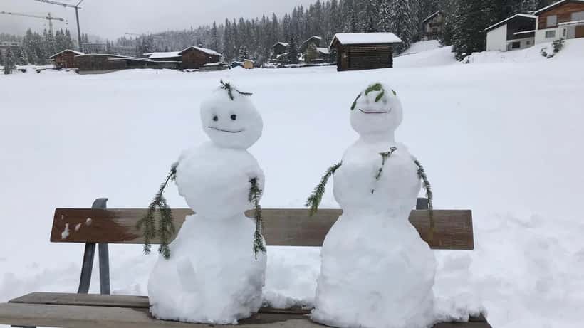 Vue hivernale enneigée du village de Davos Dorf dans les Grisons, Suisse