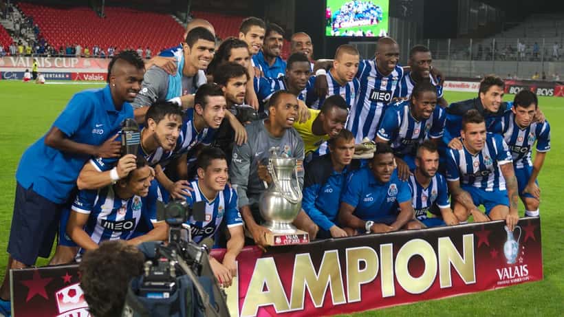 Joueurs du FC Porto célébrant avec la coupe lors du Valais Cup 2013