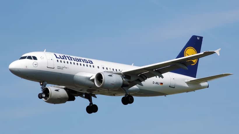 Lufthansa Flugzeug landet auf einem Flughafen