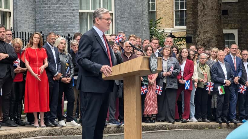 Keir Starmer di fronte a Downing Street il giorno delle elezioni britanniche del luglio 2024