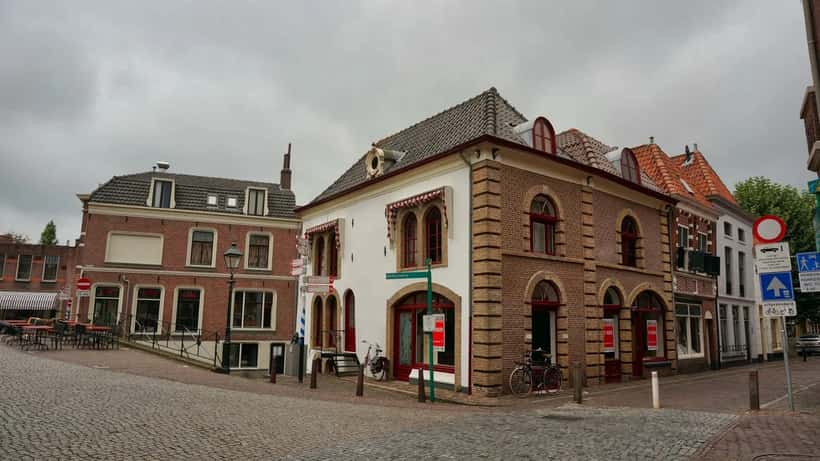 Panorama van het centrum van Oudewater met huizen aan het water
