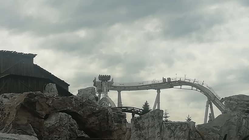 Montagna russa Oblivion a Gardaland vista dal basso