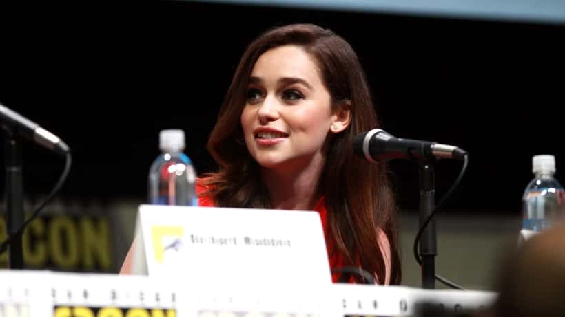 Emilia Clarke en un evento público hablando sobre salud cerebral