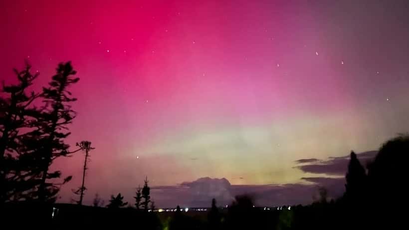 Aurora borealis au Canada avec lumières vertes dans le ciel nocturne lors d'une tempête géomagnétique