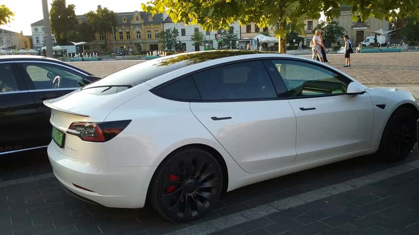 Tesla Model 3 elbil på parkeringsplads – Tesla aktiekurs og investering 2026