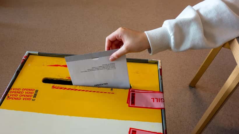 Bulletin glissé dans une urne électorale lors d'une élection provinciale