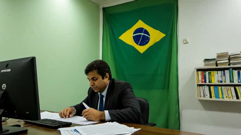 Advogado eleitoral revisando documentação para candidatura nas eleições brasileiras de 2026 em escritório em Brasília