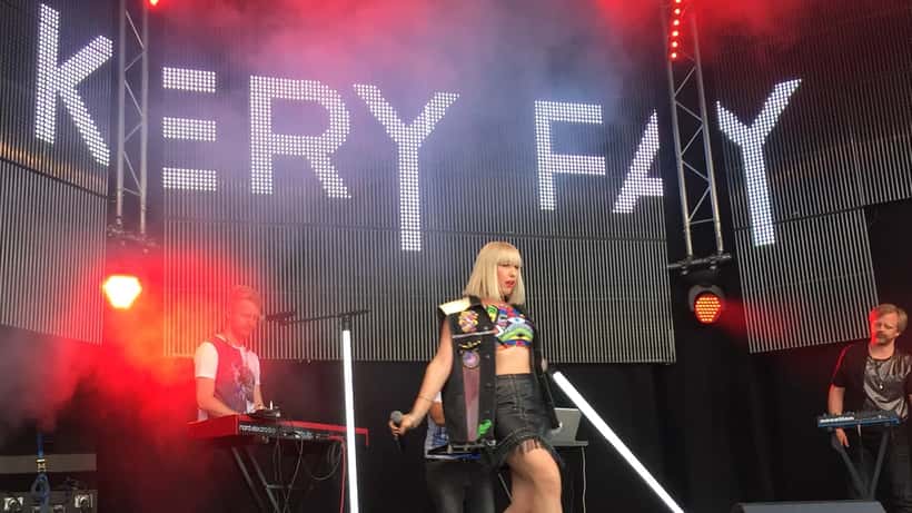 Artiste se produisant lors du Zurich Pride Festival, drapeaux arc-en-ciel en arrière-plan