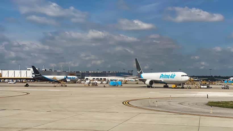 Avión de carga Boeing 767 de Amazon Prime Air en el aeropuerto