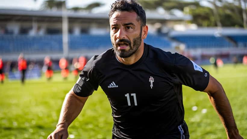 Árbitro de futebol em campo durante jogo de alta intensidade
