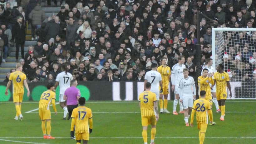 Joueur de Brighton en action lors d'un match de Premier League, illustrant Yasin Ayari milieu de terrain