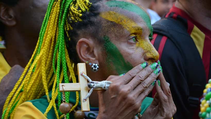 Torcedores brasileiros tensos assistindo ao jogo do Brasil na Copa do Mundo