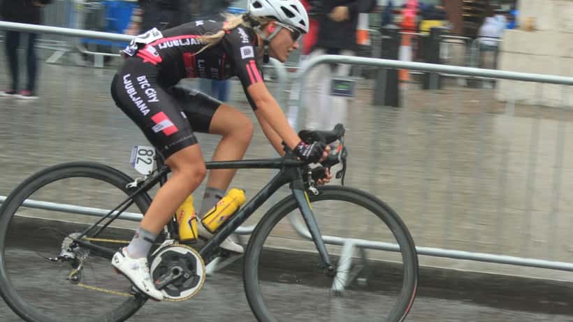 Urška Žigart rijdt tijdens de London Classique wielerwedstrijd