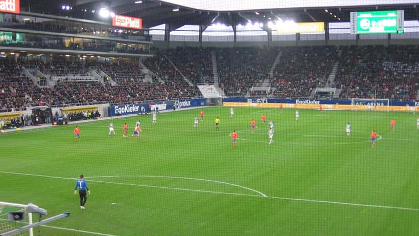 Match de football de la Super League suisse, joueurs en action sur le terrain