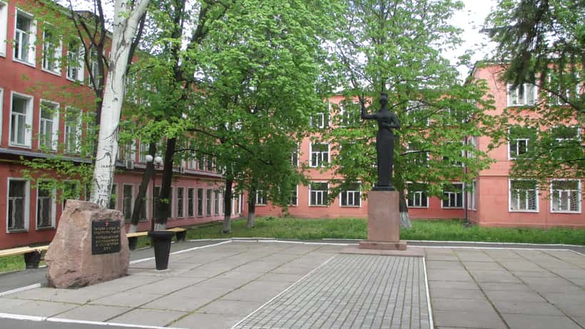 Kriegsdenkmal in Donezk als Symbol für die anhaltenden Kämpfe an der Ostfront der Ukraine