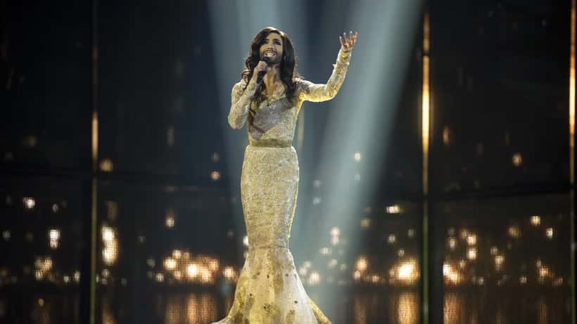 Eurovision Song Contest scene med farverig belysning og stor skærm