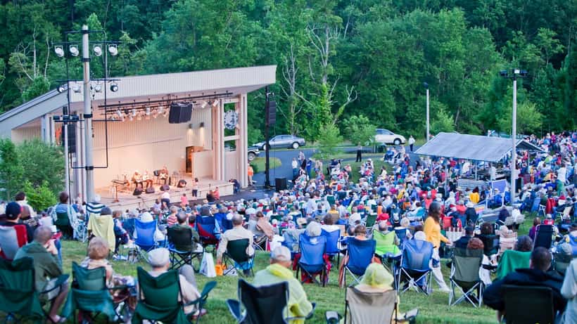 Escenario de anfiteatro al aire libre para concierto de música country en Estados Unidos