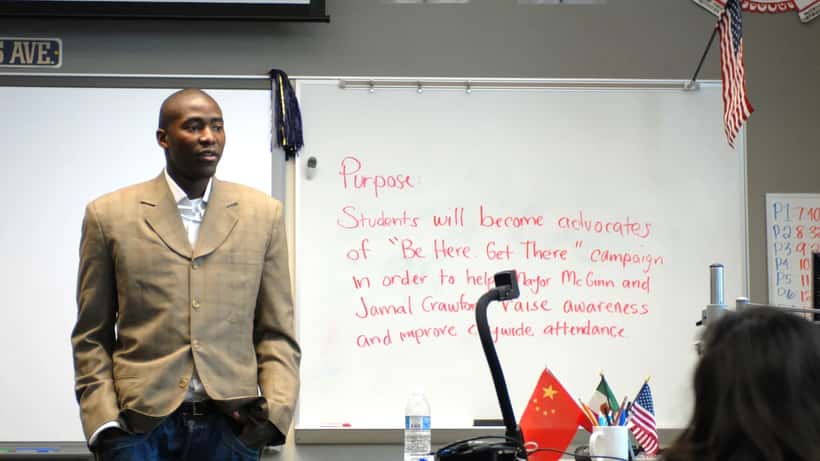 Jamal Crawford en una presentación frente a un pizarrón durante un evento comunitario en Seattle