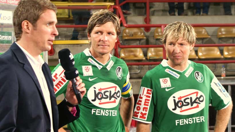 Österreichischer Fußballtrainer Oliver Glasner im Gespräch auf dem Spielfeld