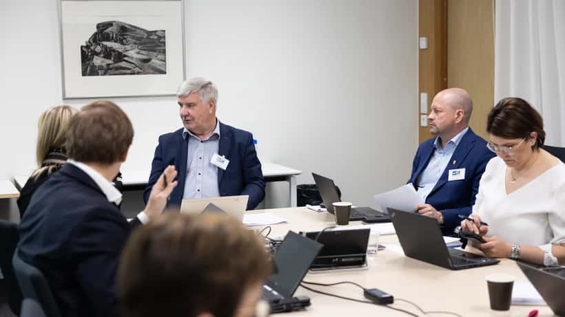 Suomen hallitusneuvottelut 2023 - poliitikkoja kokouksessa