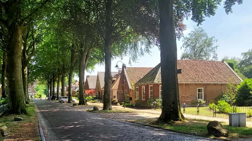 Straat in Oldeberkoop (Willinge Prinsstrjitte), Friesland