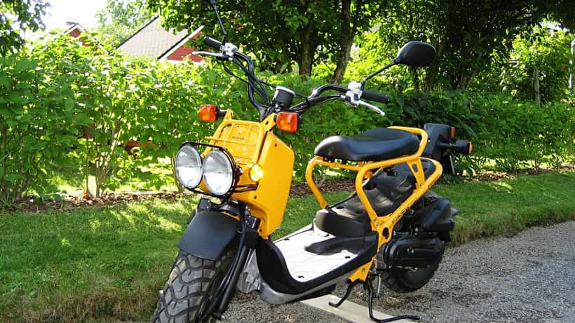 Cyclomoteur 50cc de type Honda Zoomer, véhicule couramment utilisé par les adolescents québécois