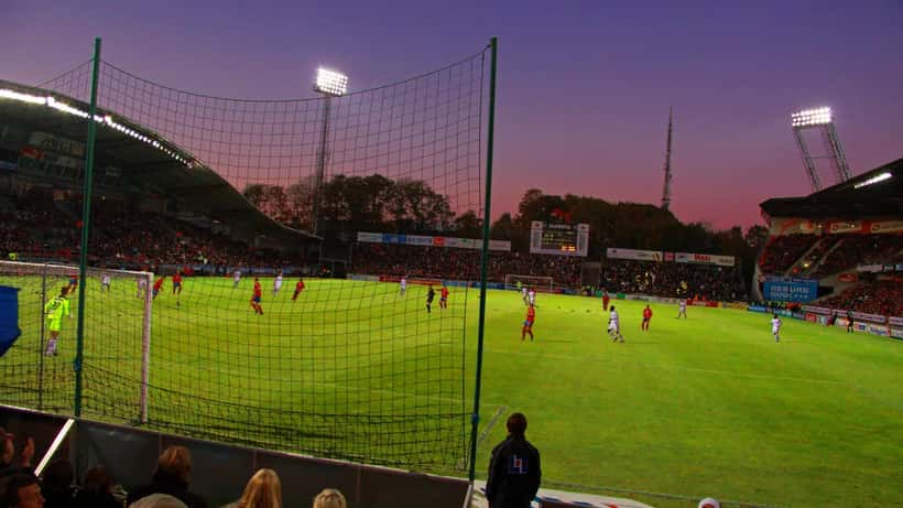 Olympia-stadion i Helsingborg sett från läktarsidan med fotbollsplan och publik