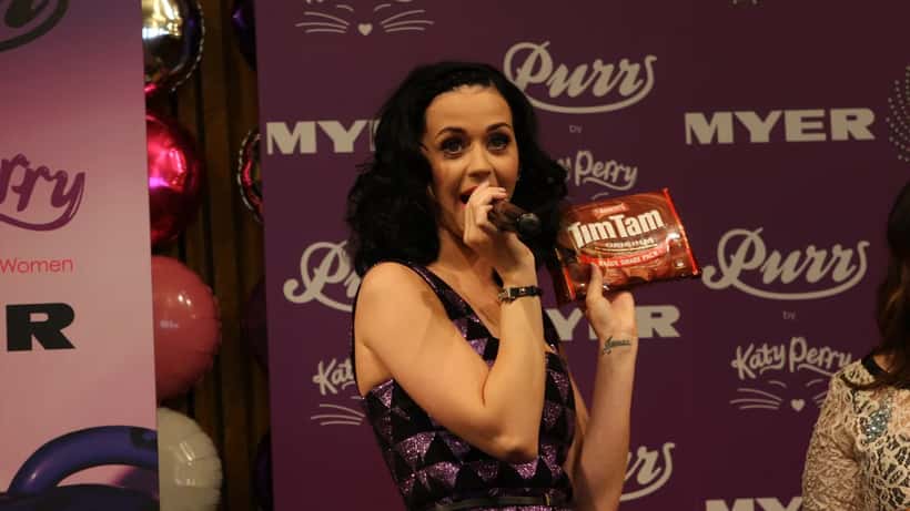 Katy Perry opptrer på scene foran et stort publikum