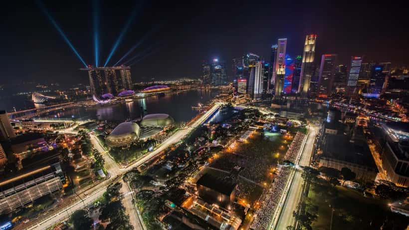 Formel-1-Nachtrennen auf dem Marina Bay Street Circuit in Singapur, Stadtsilhouette im Hintergrund