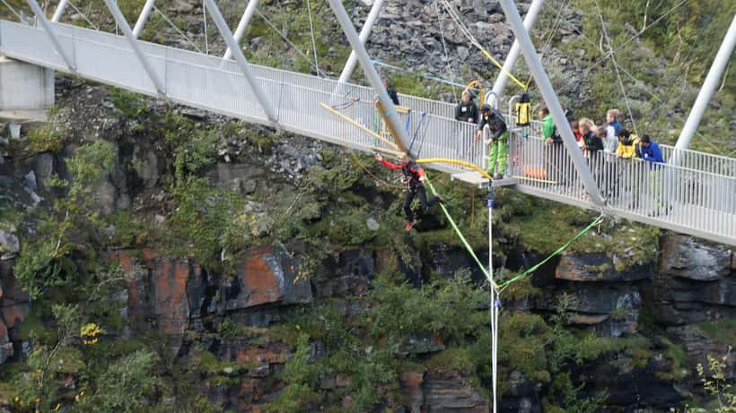 Saut à l'élastique depuis un pont en Norvège, corde élastique et plateforme de saut visible