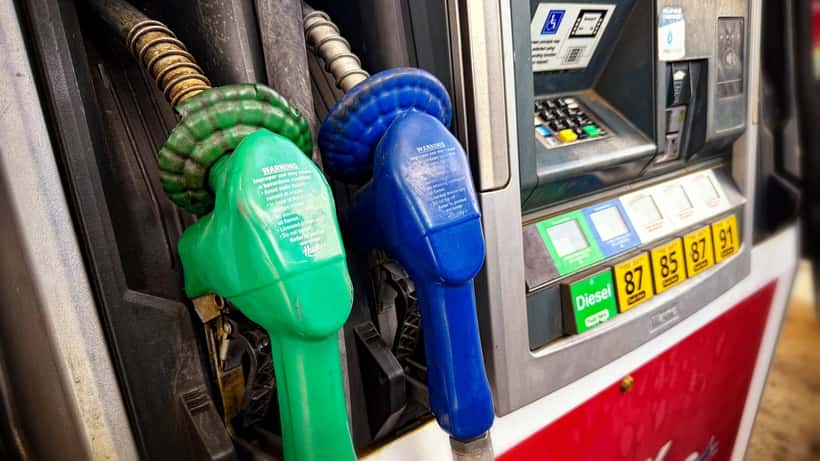 Pistola erogatrice diesel a una stazione di servizio