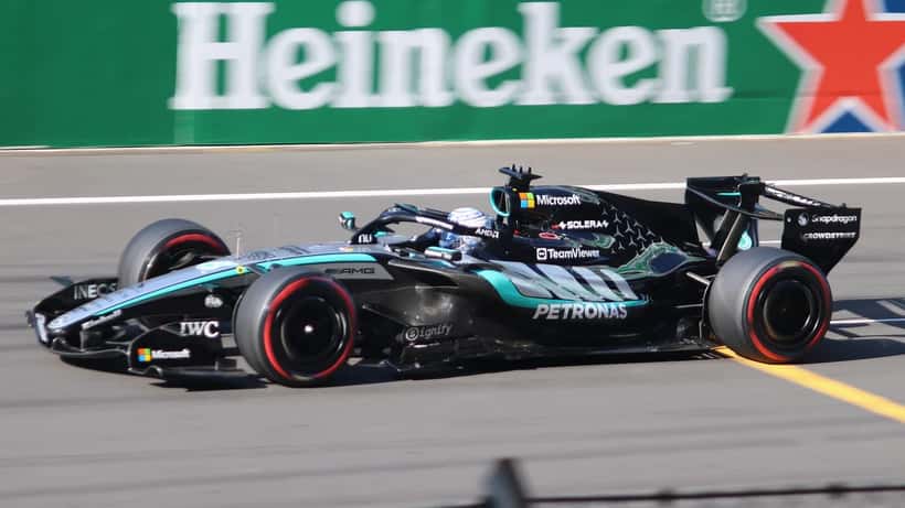 George Russell pilotando pela Mercedes na Fórmula 1 2026